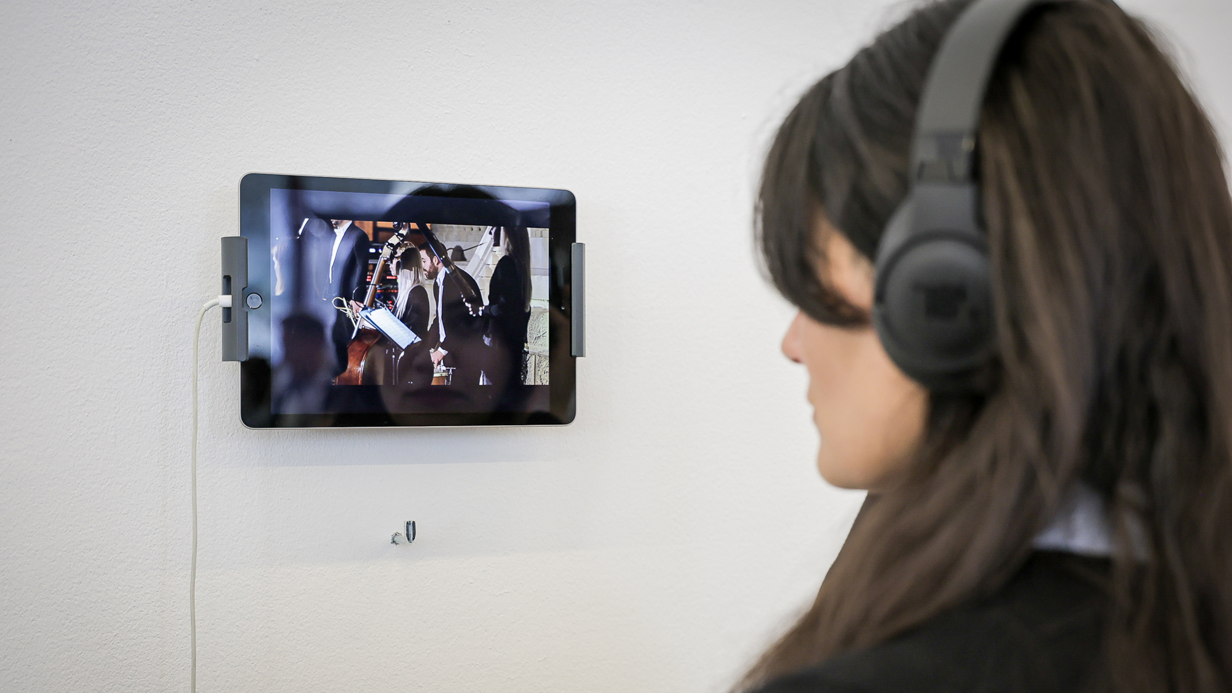 A young woman attending the exhibition "Beauty in Question"